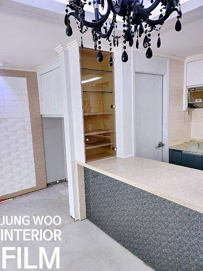 내부 선반이 보이는 수납장의 시공 과정