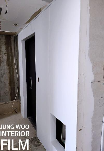 전선이 노출된 복도의 마감 전 상태