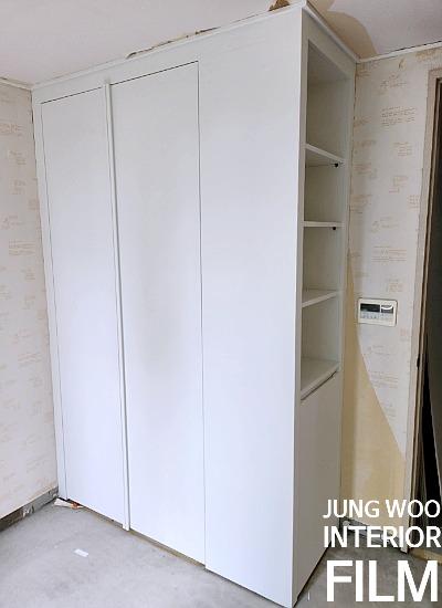 넓은 면적의 도어 패널을 덮어가는 과정