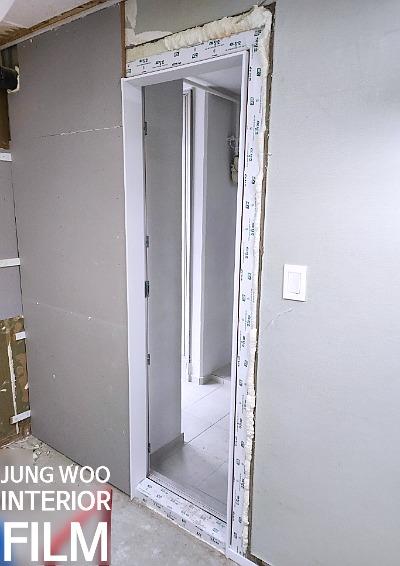 힌지가 보이는 여닫이 도어의 마감 상태