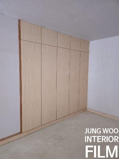 나무 패널 수납장이 설치된 실내