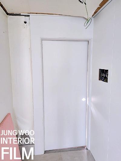 전기 박스와 노출 전선이 보이는 실내 공사 현장