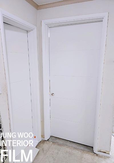 여닫이 도어 힌지와 프레임 상하부