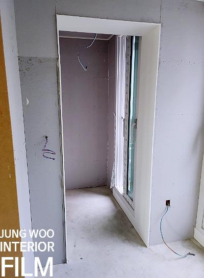 창문 굴곡진 부분에 필름을 밀착시키는 모습