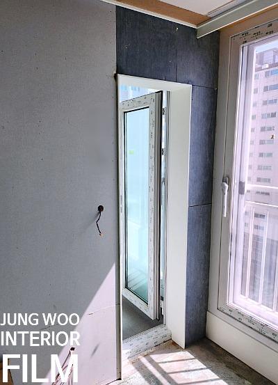 유리문과 창호가 설치된 내부 공간