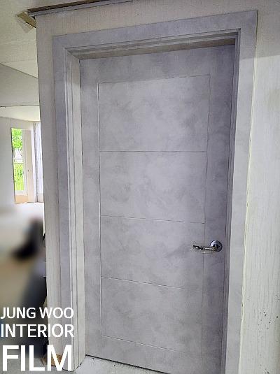 하부 패널이 포함된 도어의 시공 장면