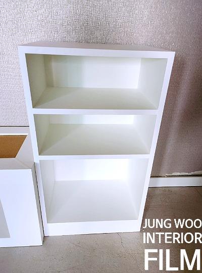 벽면에 부착된 화이트 톤의 3단 수납장