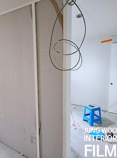 전선이 매달린 벽면과 보드판이 설치된 공간