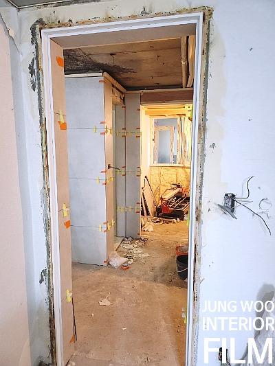 도어 손잡이 주변을 다듬는 수공구와 기기
