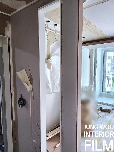 흰색 보호 필름과 전선이 노출된 벽면