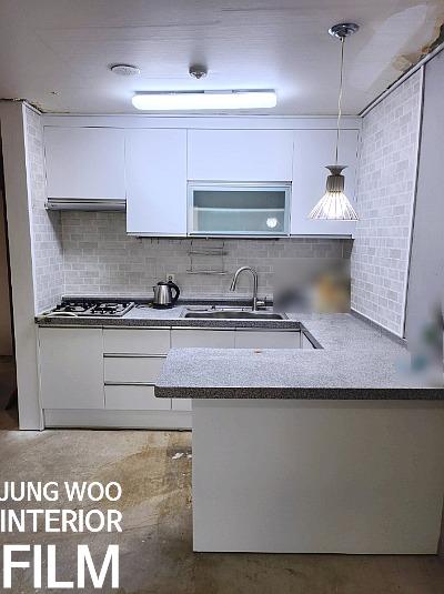 시공 전 주방 수납장과 조명의 모습