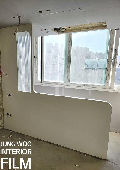 투명 필름이 붙은 창호와 노출 전선