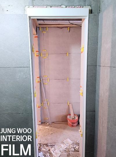 보조판으로 수평을 잡고 있는 문 구조물 내부