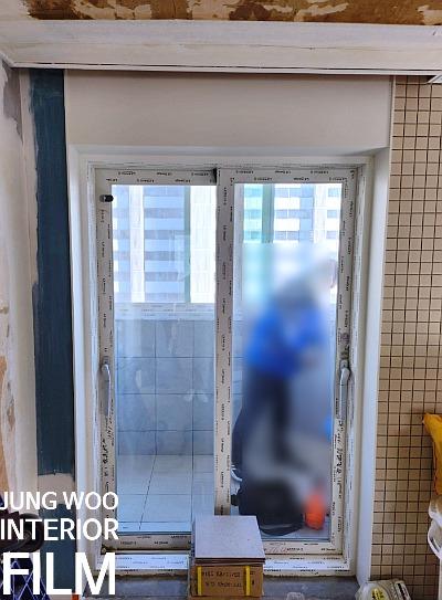 타일 벽과 맞닿은 실내 창문 프레임의 마감 과정