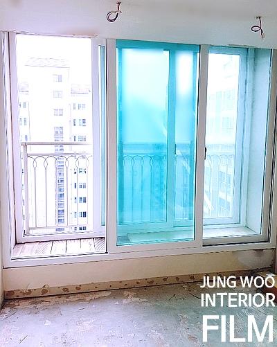 결있는 화이트 필름이 입혀진 또 다른 창문의 상태