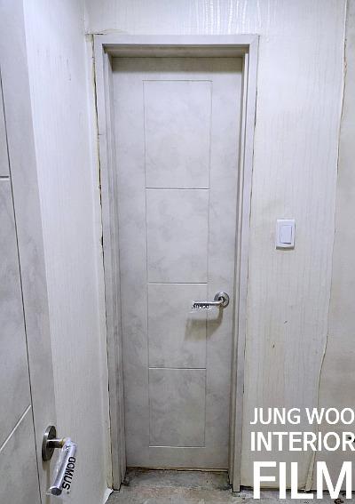 도어 프레임 상부의 필름 부착 과정
