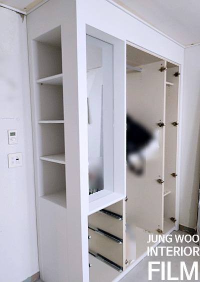 수납장 내부 선반과 콘센트 주변