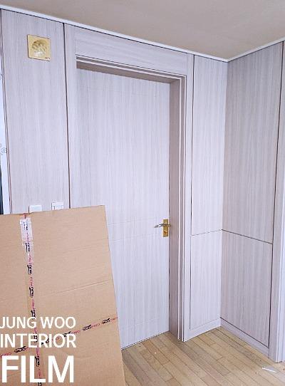 우드톤 바닥과 대비되는 기존 섀시의 색상