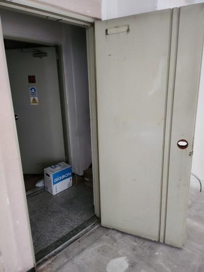 문이 열린 상태의 실내 공간과 바닥의 박스