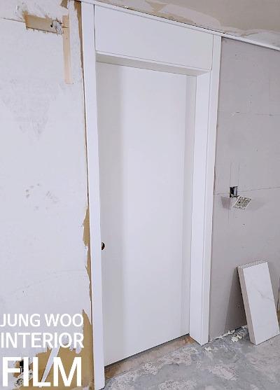 벽면 일부가 벗겨진 상태의 문틀 주변