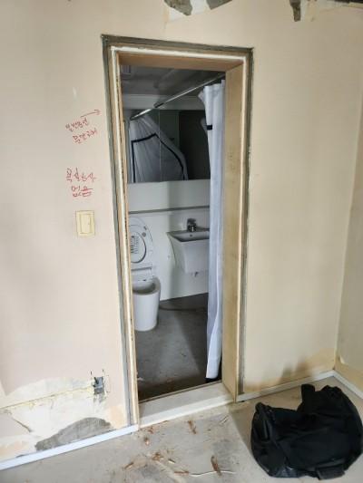 세면대와 양변기가 보이는 욕실 마감 단계