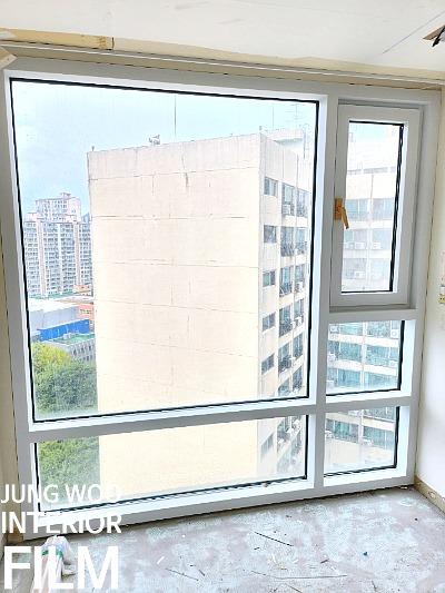 흰색 프레임의 창호와 바닥 잔해물