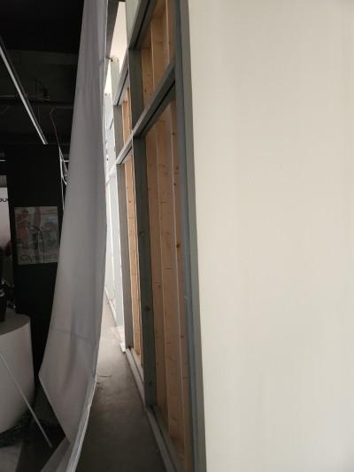목재 구조와 금속 프레임이 보이는 복도 구간