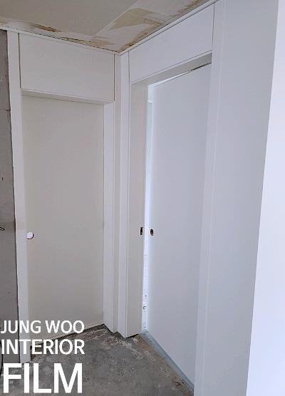 천장 일부가 노출된 복도 공간의 기초 상태