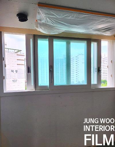 투명 필름이 덮인 창호의 근접 모습