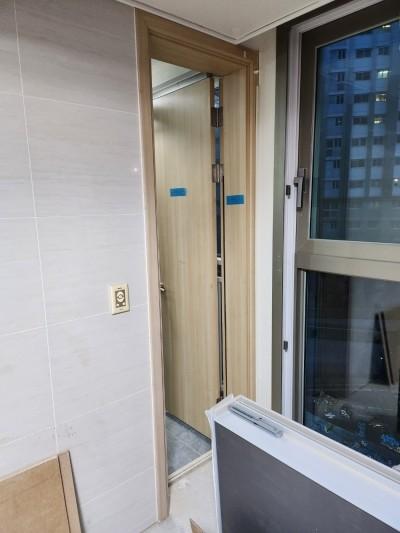 창문 프레임의 필름 시공 과정