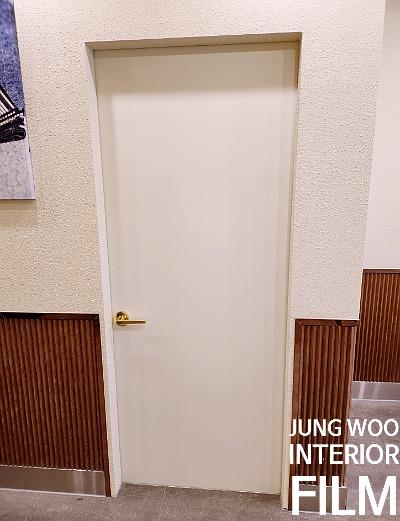 도어 프레임 상하부의 상세 모습