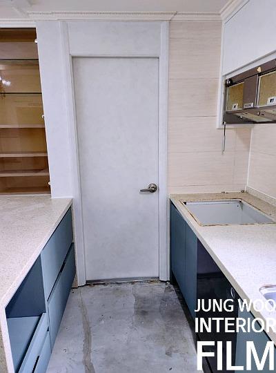 타일 바닥과 맞닿은 수납장 하단부