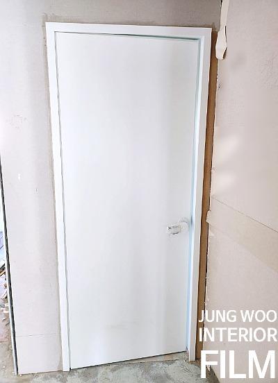 파란 보호 테두리가 둘러진 도어 프레임 근접샷