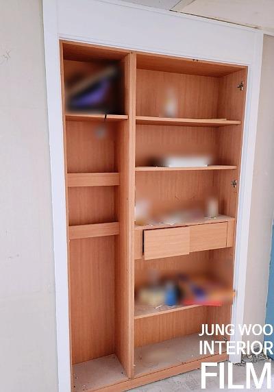 벽에 부착된 흰색 프레임의 목재 수납장 내부