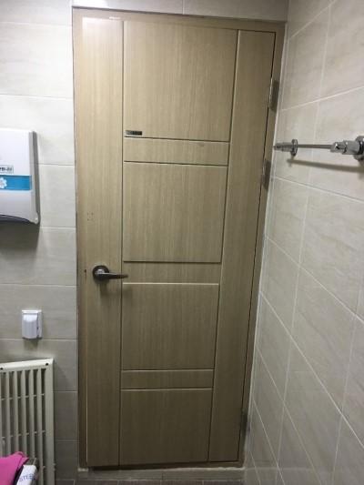 낡은 의자와 문틀의 색을 바꾼 상가 필름 시공 | 용인 수지구 광교 호수로 사진