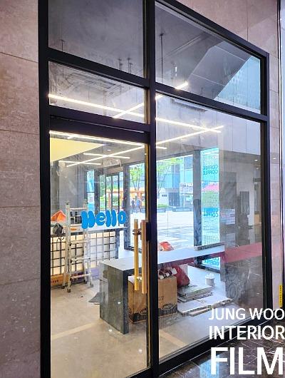 정밀한 마감을 위해 준비된 수공구와 소형 기기