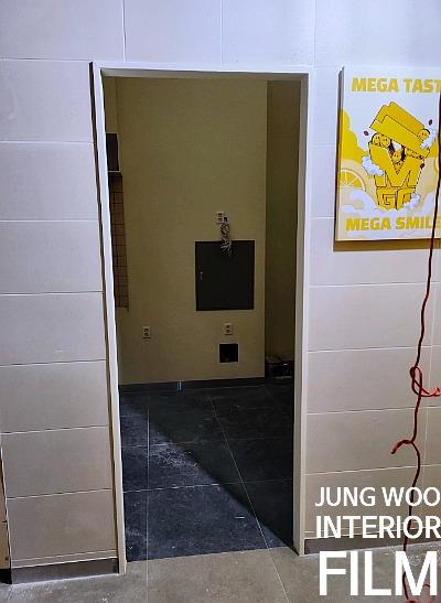 검은 타일 바닥과 문이 열린 내부 모습