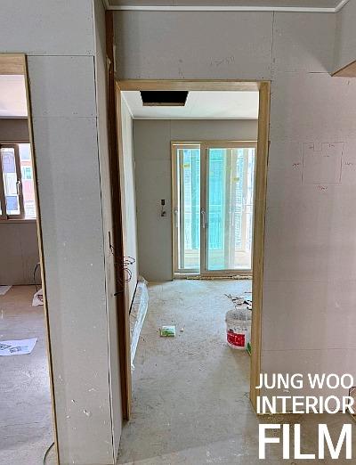 슬라이딩 도어가 보이는 흙바닥 상태의 복도