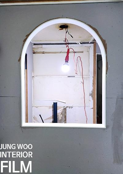 전구가 매달린 철거 중인 아치형 벽면