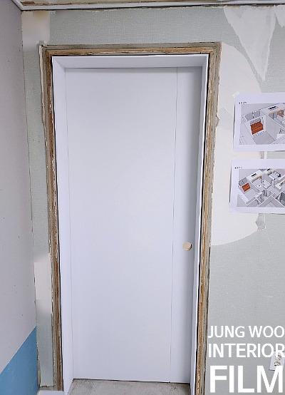 도배 작업과 필름 시공이 맞물린 문틀