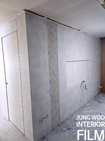 회색 벽면과 세로 줄무늬 장식이 있는 공간