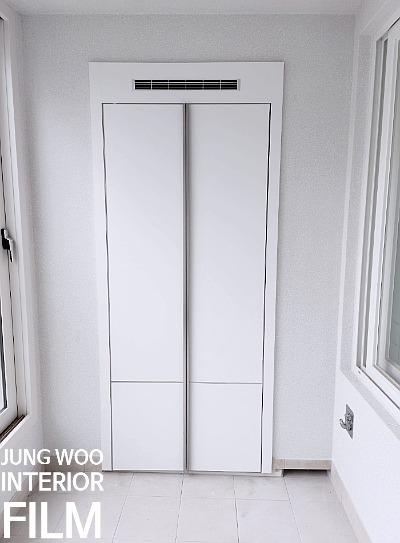 불투명 도어 패널이 있는 수납장 작업