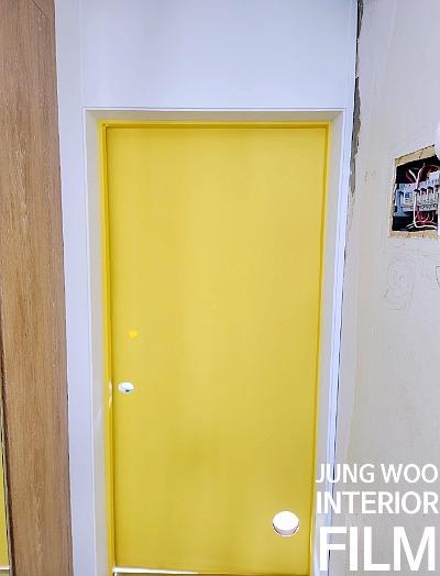 도어 프레임과 문짝 상하부의 근접 모습