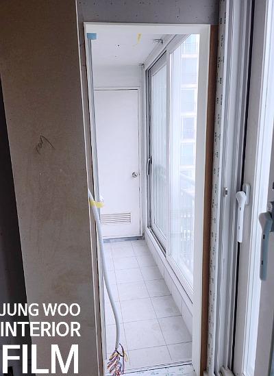 흰색 타일과 슬라이딩 창호가 설치된 발코니