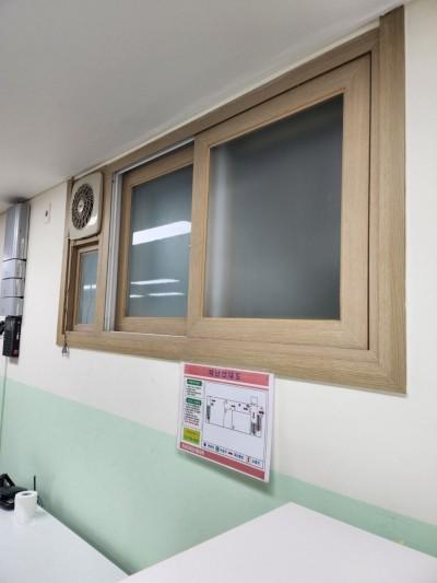 목재 프레임 창호와 벽면의 마감 상태