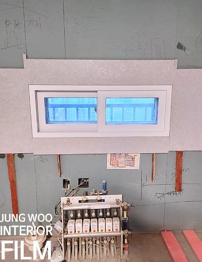 타일 바닥과 창문 프레임의 시공 모습