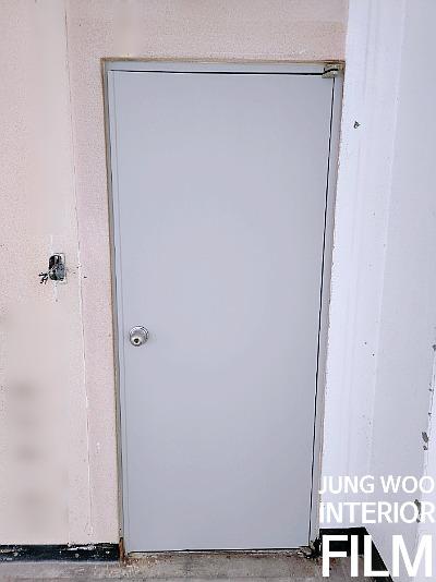 힌지가 노출된 여닫이 도어의 근접 모습
