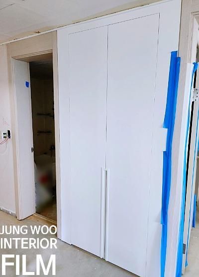 수납장 모서리 부분을 세밀하게 작업하는 모습