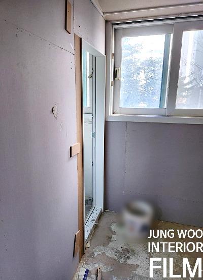 창틀 하단부의 마감 처리 단계