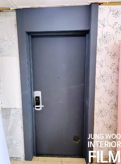 회색 도어로 마감된 현관 공간
